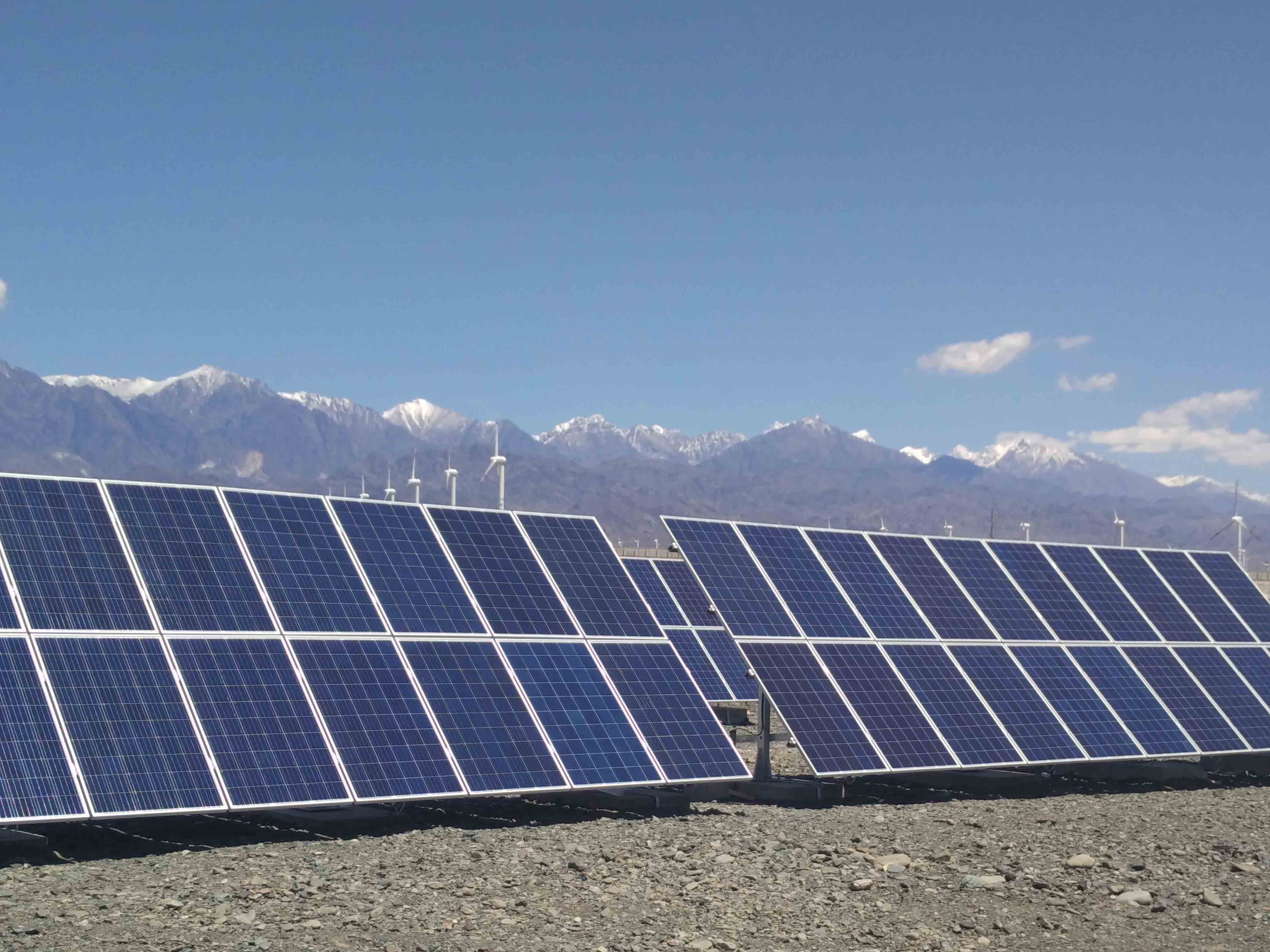 新疆空管局使用光、储、柴多能互补微电网系统：提供导航站全天不间断供电(图1)